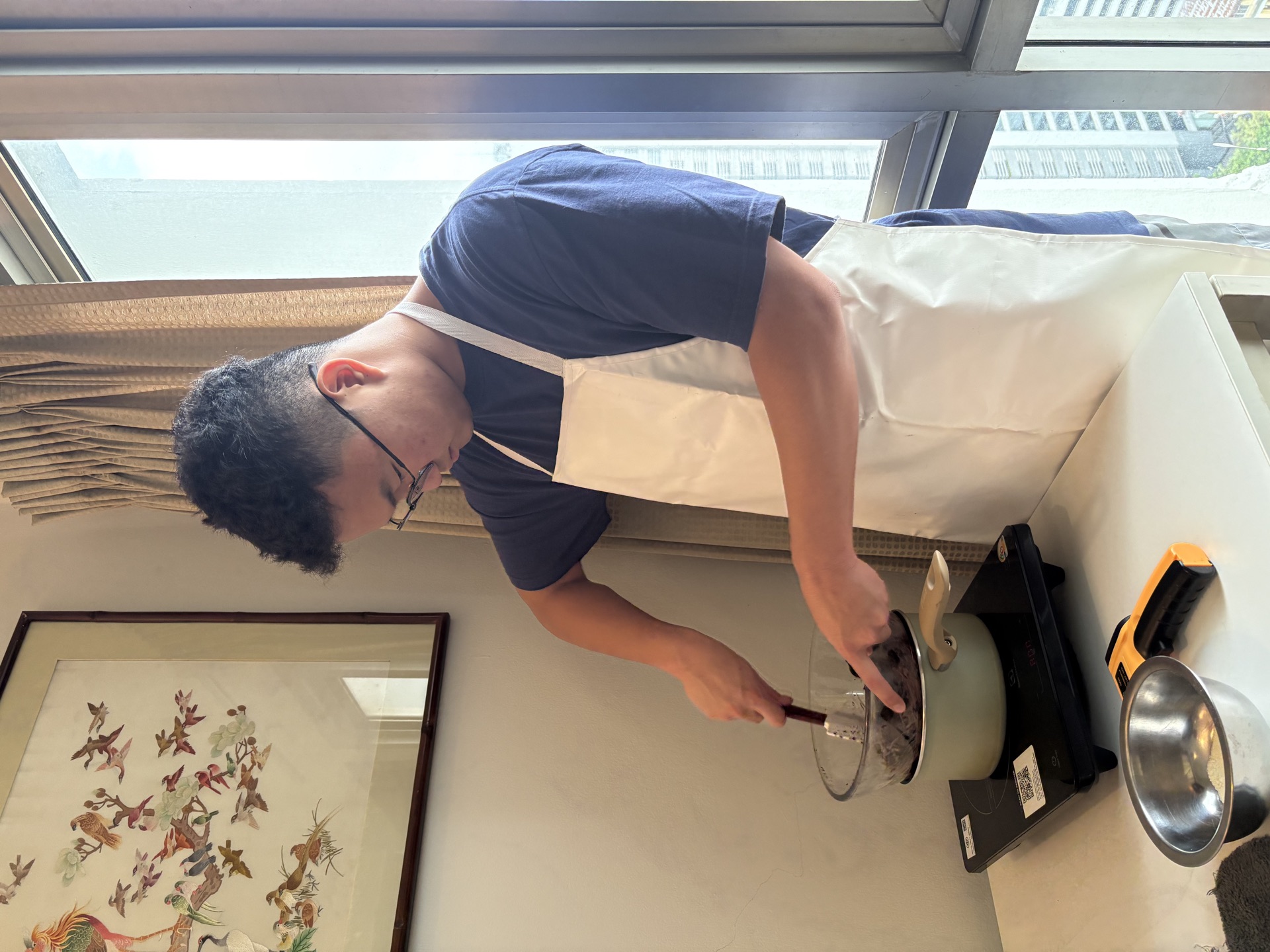 Making chocolate by hand